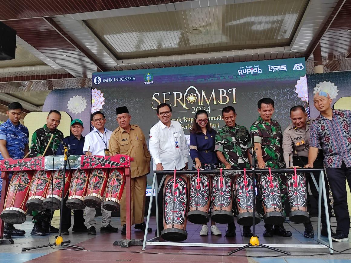 Sekda Sibolga M Yusuf Batubara, Kepala KPw BI Sibolga Yuliansah Andrias dan Forkopimda Sibolga memukul gondang batak di acara Kick off SERAMBI 2024 di Sibolga, Senin (18/3).