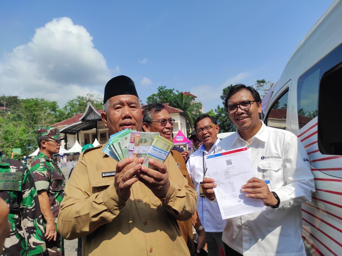 Sekda Sibolga M Yusuf Batubara didampingi Kepala KPw BI Sibolga Yuliansah Andrias memperlihatkan uang pecahan rupiah baru, Senin (18/3).