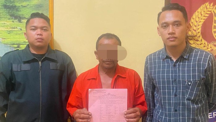 Pelaku saat diamankan polisi. (Foto: Dok Polres Samosir)