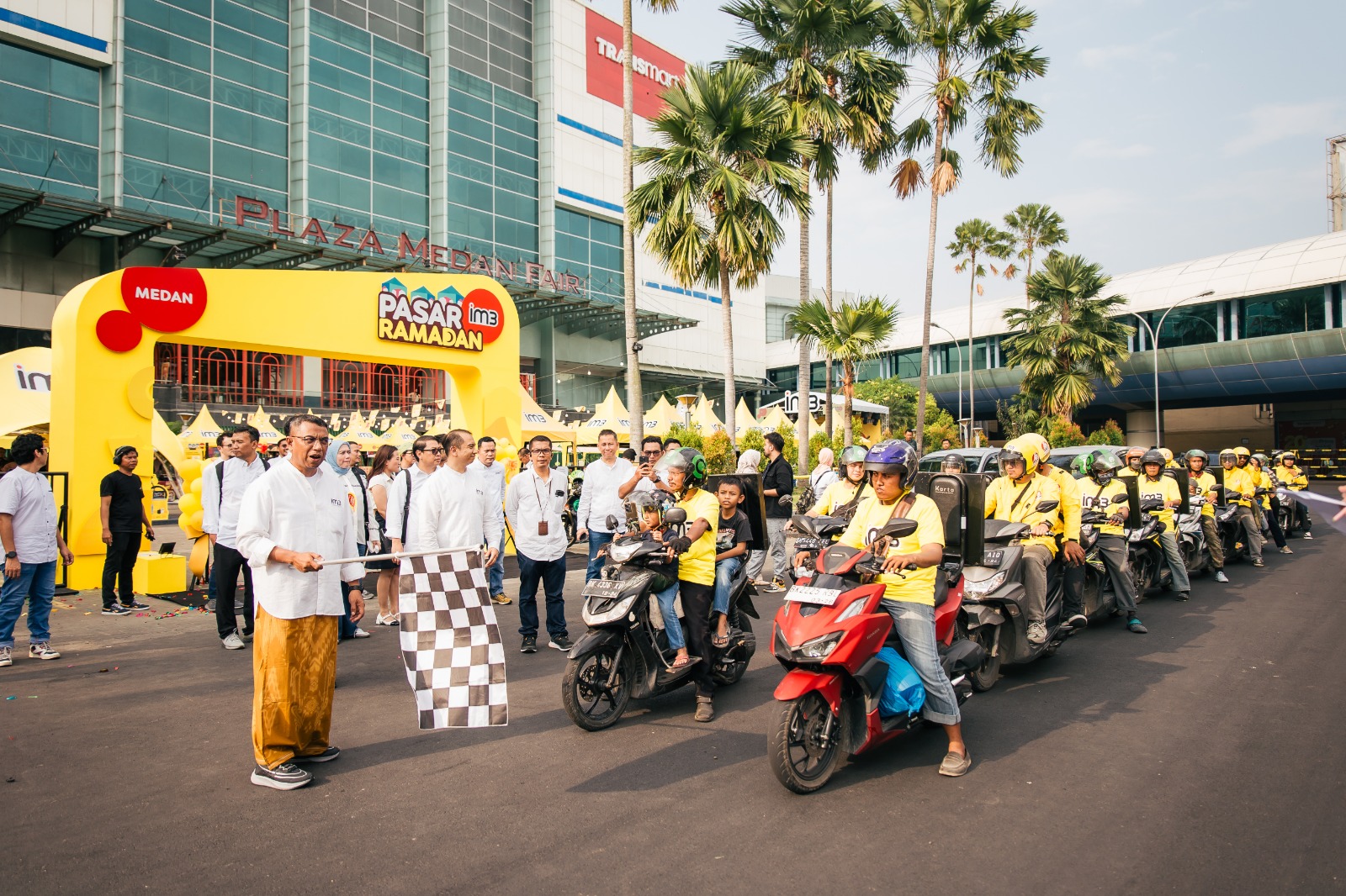 Pembukaan Pasar Ramadan IM3 Medan dengan prosesi pelepasan konvoi ojek online.