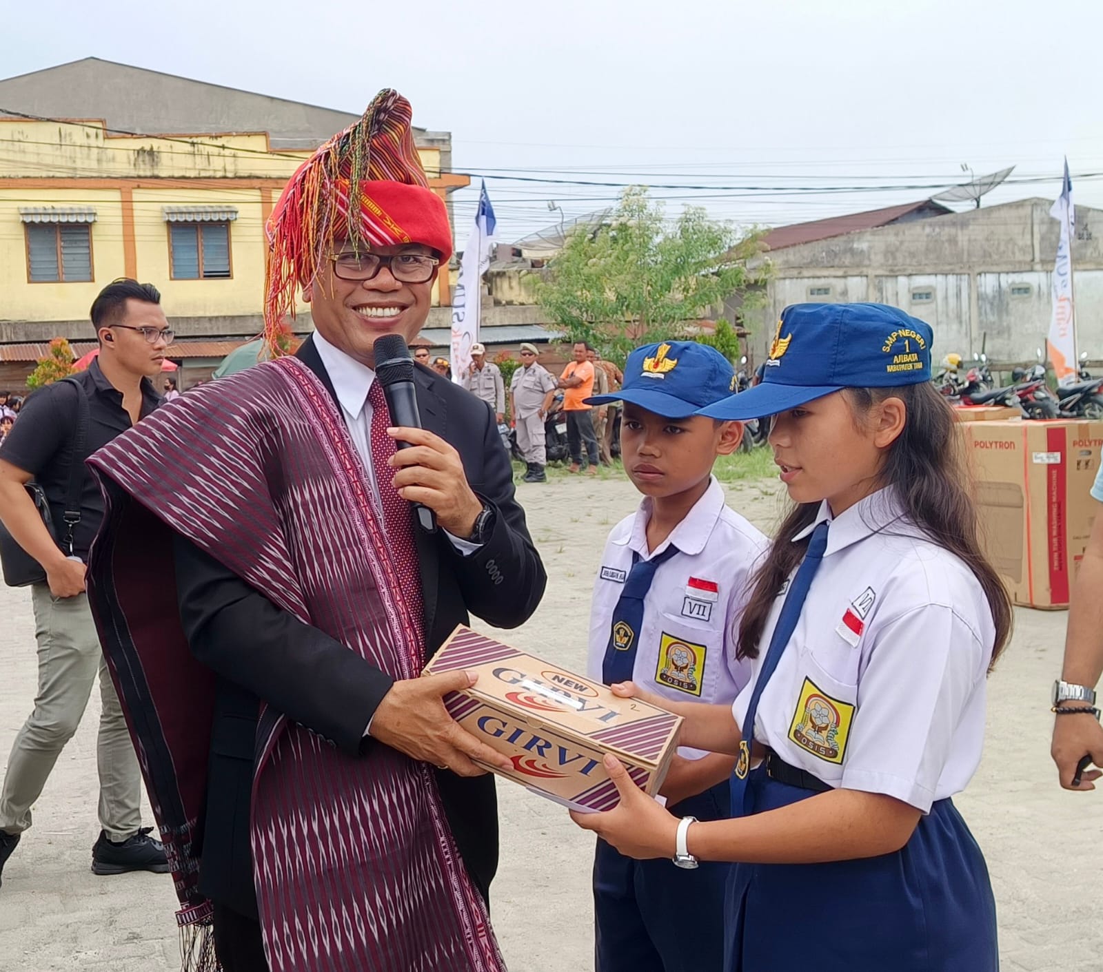 Bupati Toba mengapresiasi 91 siswa yang lolos ke Yayasan Del.  (Foto: Olo Sirait)
