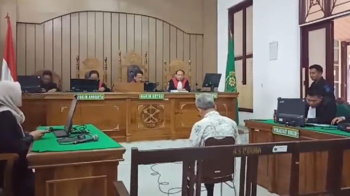 Eks Bupati Samosir Mangindar Simbolon saat menjalani sidang vonis di PN Medan.