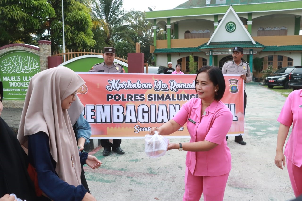 Pembagian takjil oleh Polres Simalungun.