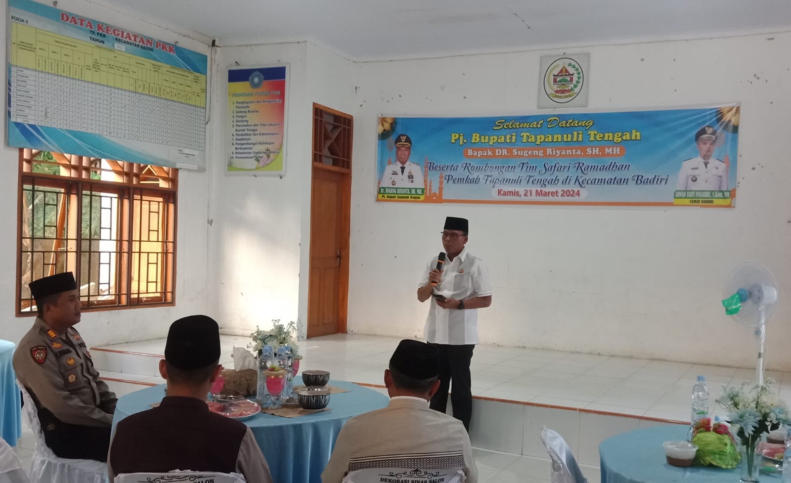 Pj. Bupati Tapteng, Sugeng Riyanta saat melakukan safari ramadhan di Kecamatan Badiri.  (Foto: Darwis Halawa)