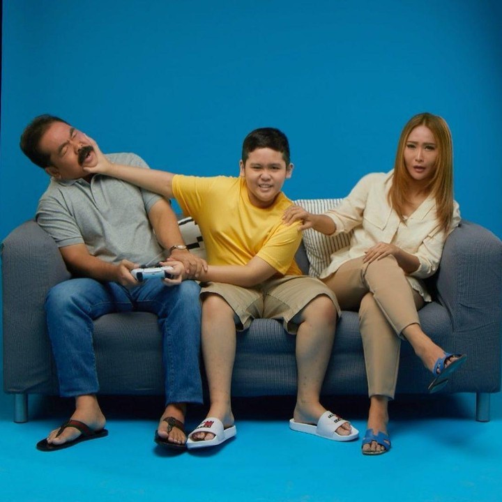 Inul Daratista dan keluarga.