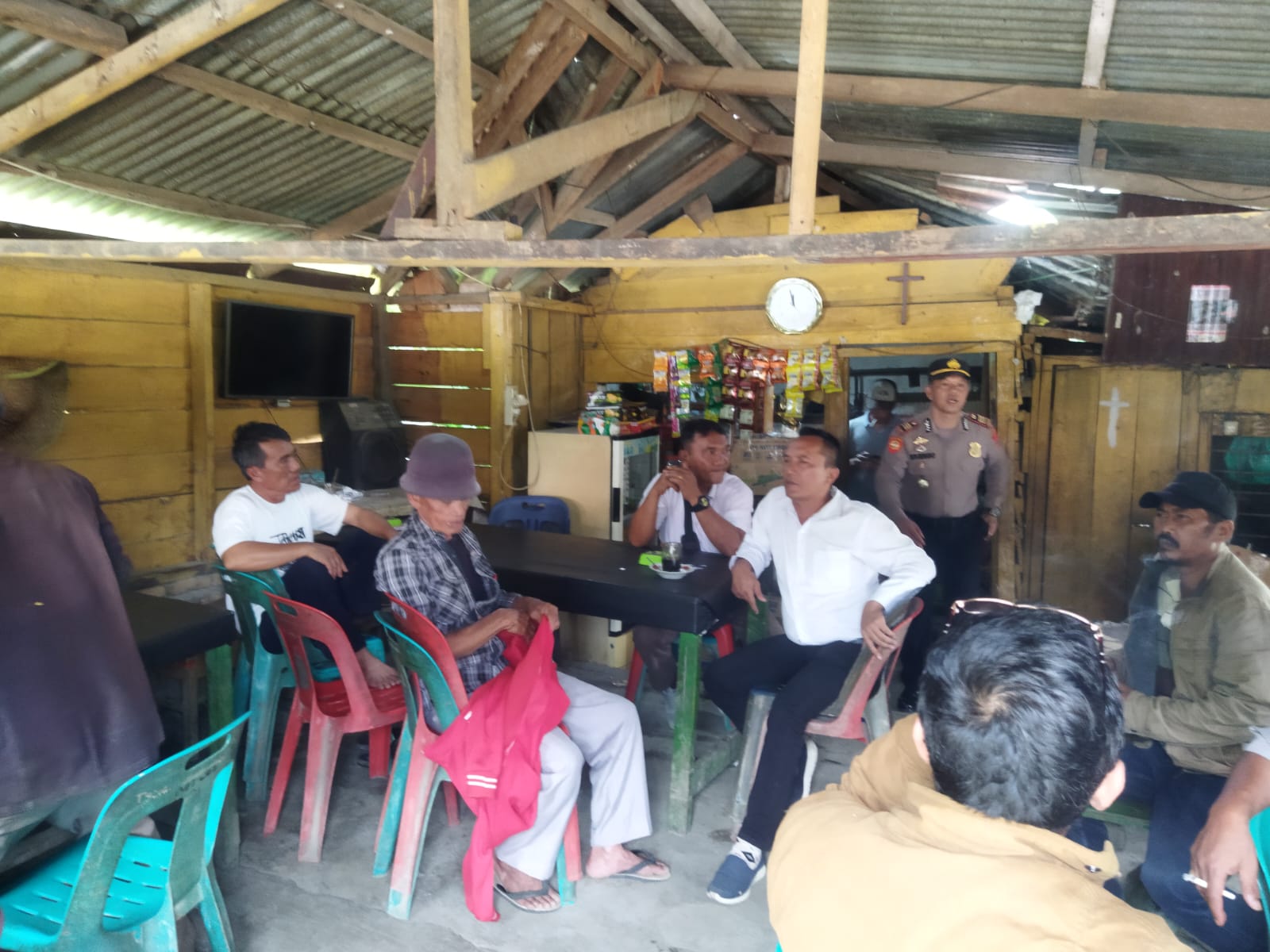 Kapolsek Raya AKP SP Siringoringo bersama jajaran saat pengecekan warung diduga lokasi judi.