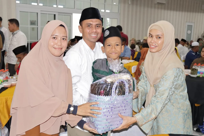 Tegar Setiawan dan ibunya serta Kapolres Asahan AKBP Afdhal Junaidi.