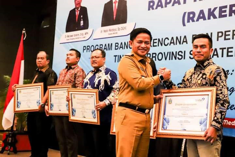 Penyerahan piagam penghargaan sebagai terbaik Ke-ll atas pelaksana DAK Non BOKB.