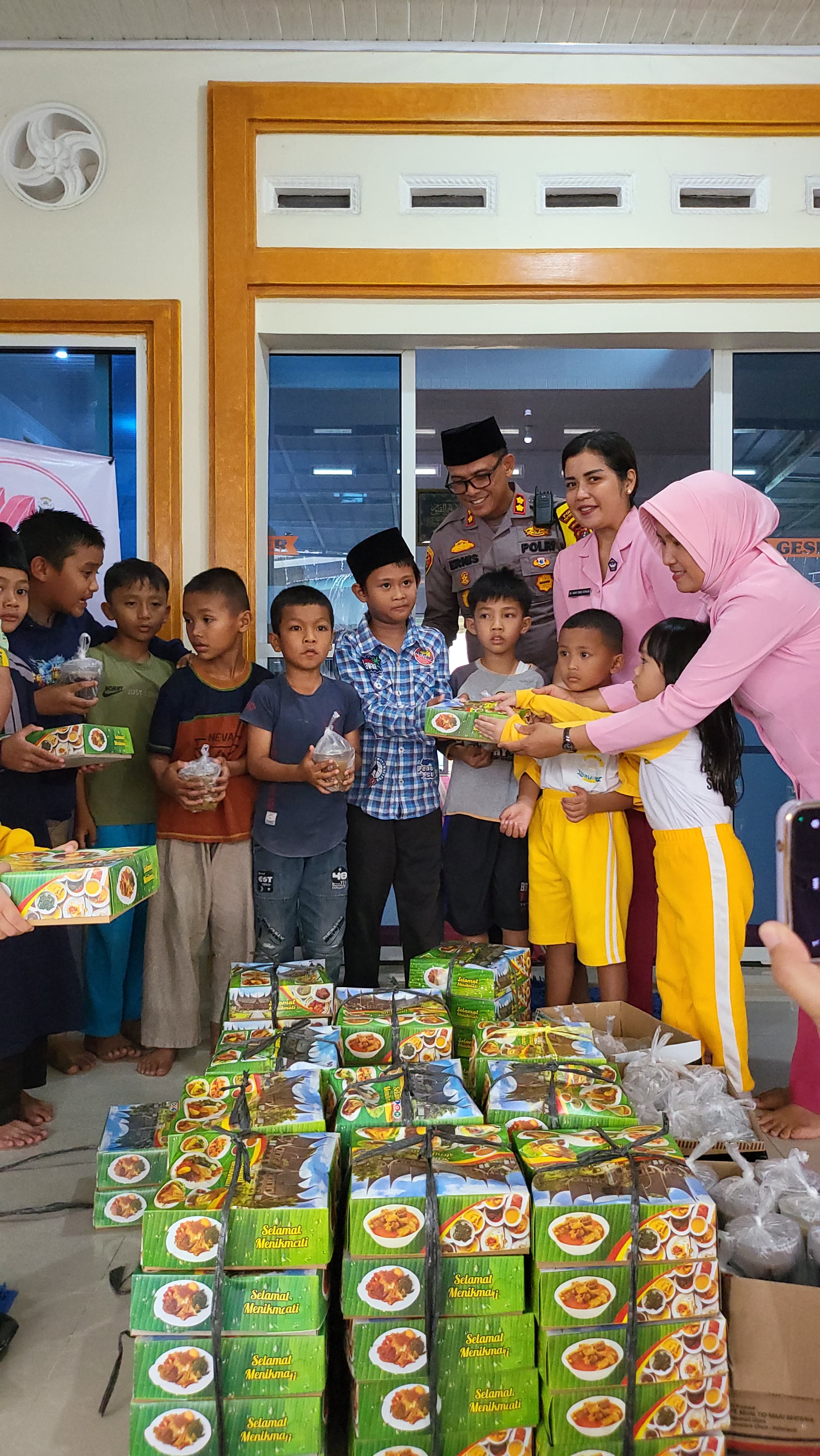 Kapolres dan Wakapolres Taput Bagi Takjil di Masjid Raya dan Masjid Hati Nurani Tarutung. (Foto: Jan Piter Simorangkir)