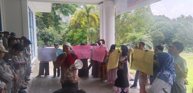 Guru peserta seleksi PPPK Madina tahun 2023 melakukan unjukrasa di Kantor Bupati dan DPRD.