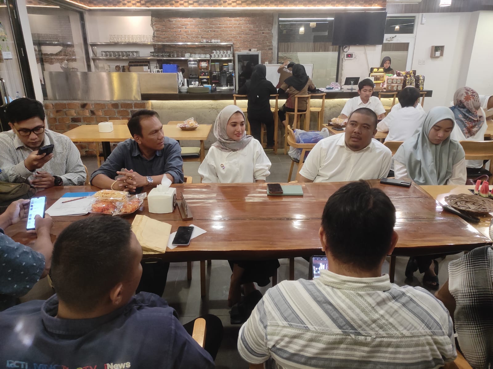 Plt Kepala RS PHC dr Syafril Armansyah (dua dari kanan) didampingi SVP Pemasaran dan Pelayanan Pelanggan, Devi Windari, saat berbuka puasa bersama insan pers, Rabu 27 Maret 2024. PRAN/METRODAILY