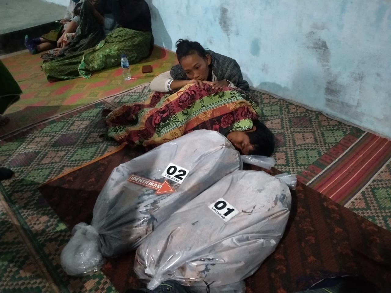 Jenazah kedua balita korban kebakaran disemayamkan di aula Kantor Pangulu Nagori Purba Dolok.