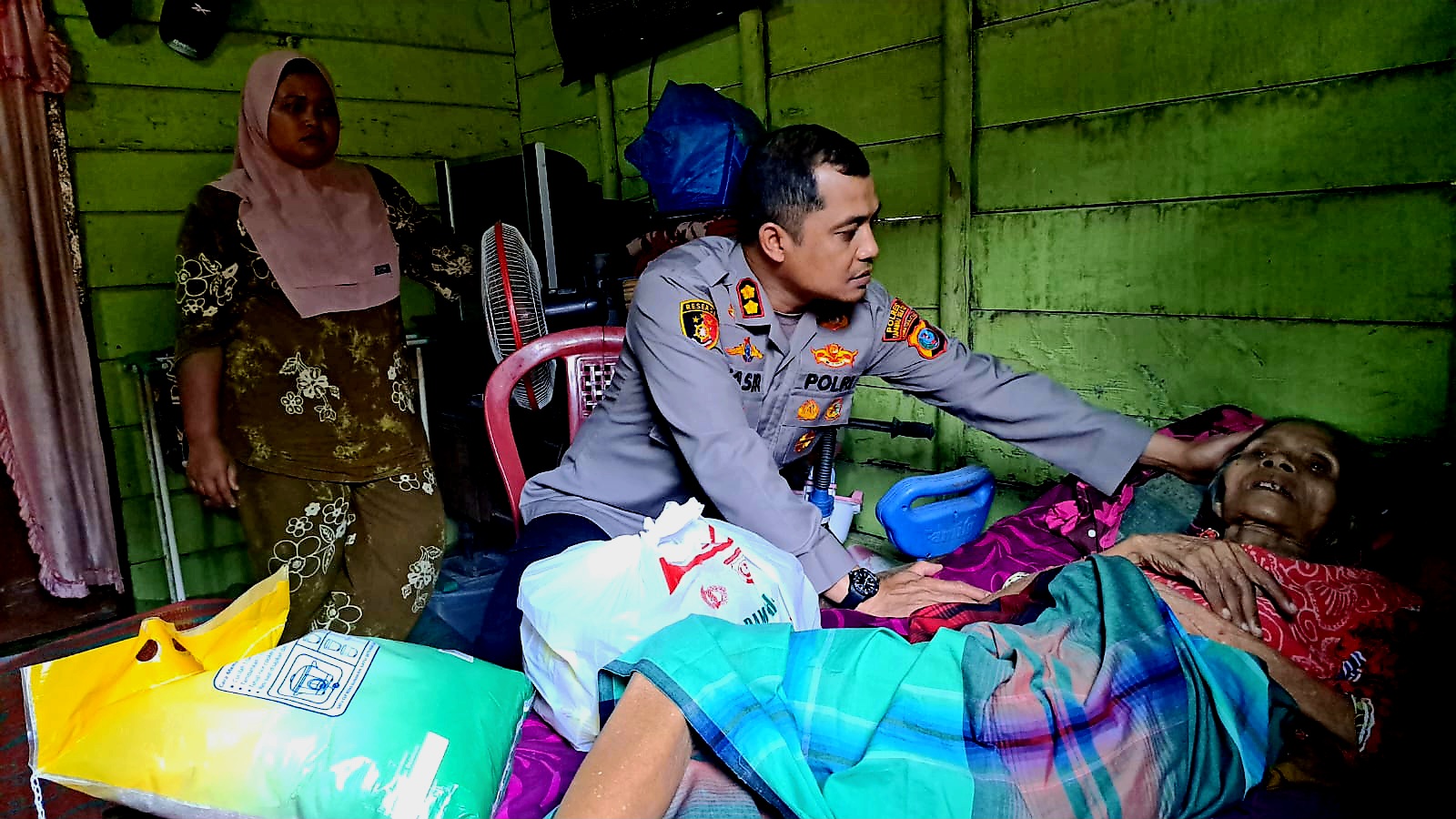 AKBP Yasir menjenguk Syamsiah, nenek lumpuh di Sipiongot, Kecamatan Dolok, Kabupaten Paluta, Selasa (26/3/2024). (Samman/MetroDaily)