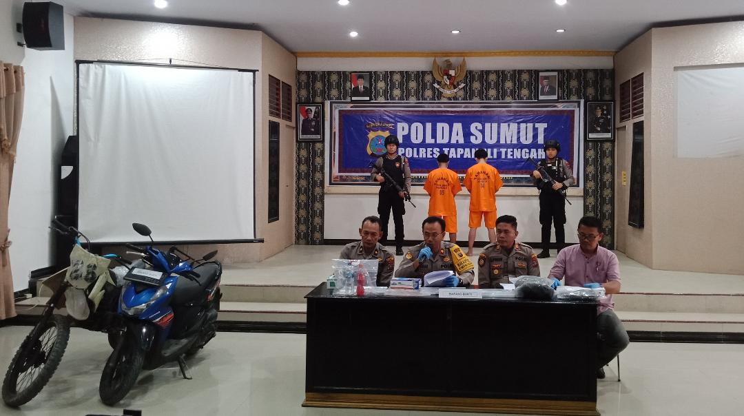 Wakapolres Tapteng, Kompol Kamaluddin Nababan didampingi Kasi Humas, Kompol Irawadi, Kapolsek Pandan, AKP Zulkarnaen Pohan saat menggelar konfrensi pers.