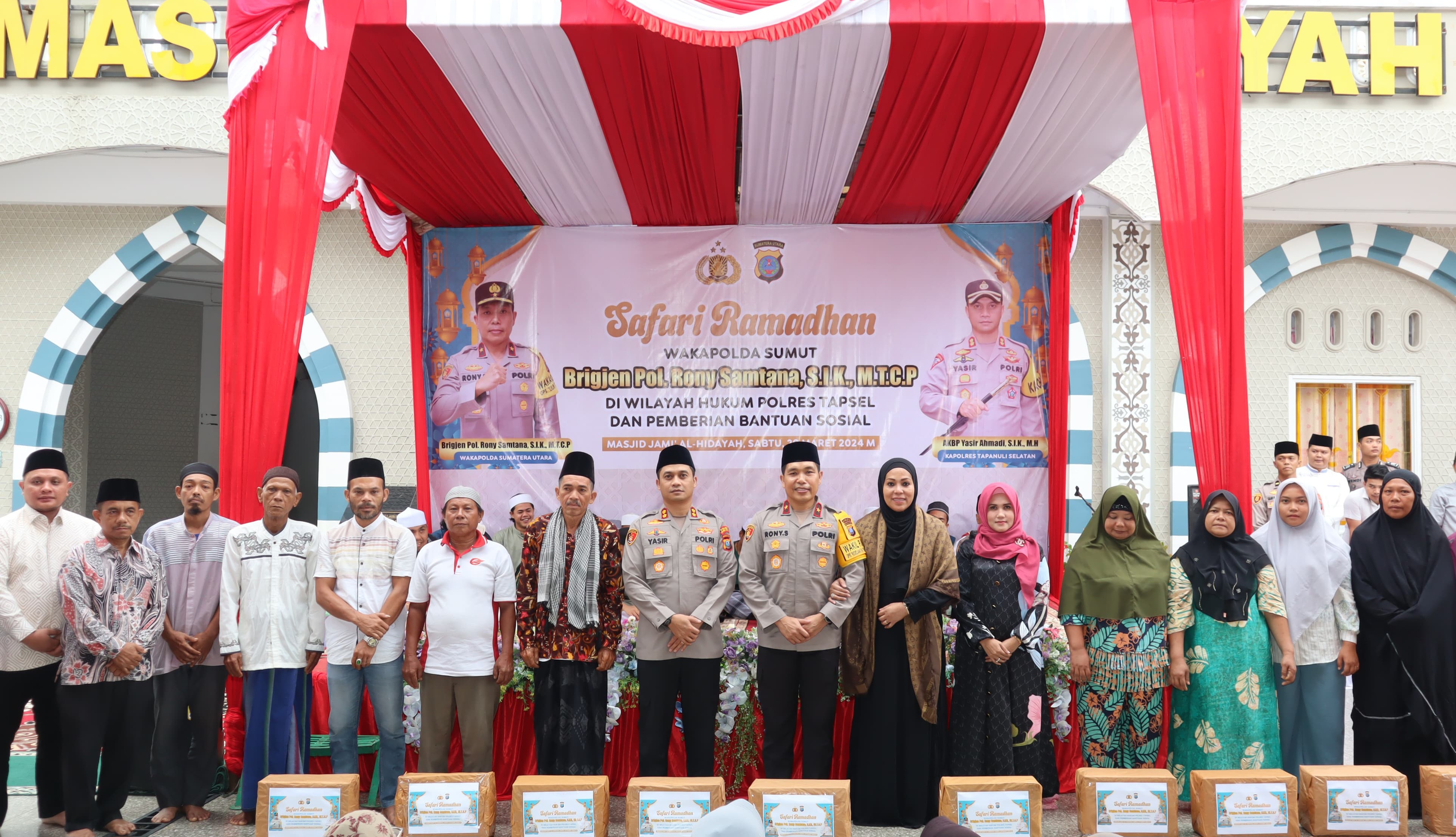Wakapolda bersama keluarga didampingi Kapolres Tapsel dalam safari ramadan di Masjid Al Hidayah, Angkola Barat, Tapsel, Minggu (31/3/2024). (Ist)