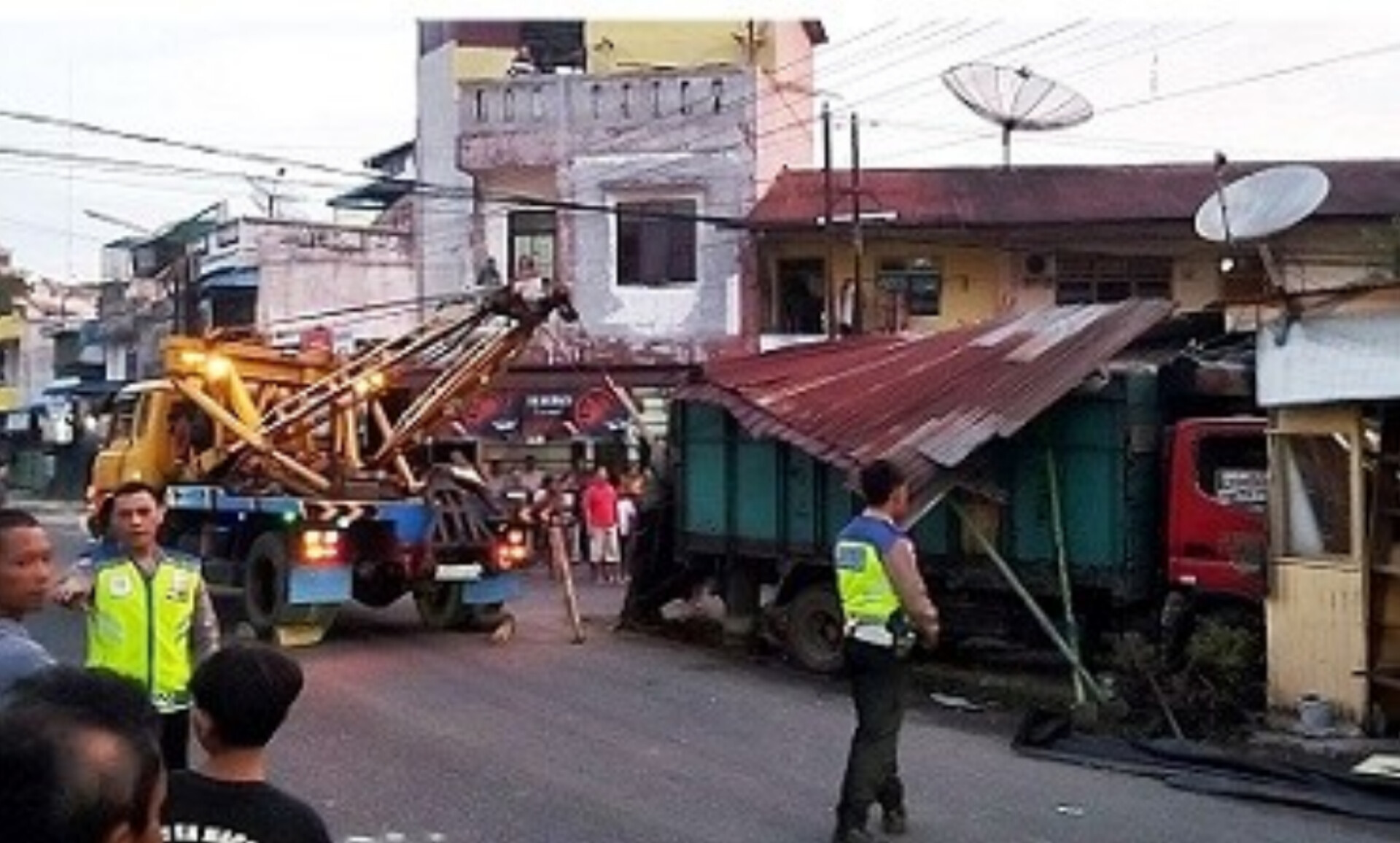Truk menabrak dua rumah di Tomuan Pematang Siantar.