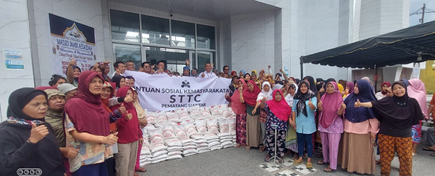 PT. STTC saat memberikan Bantuan ke Masjis Jamik Assa