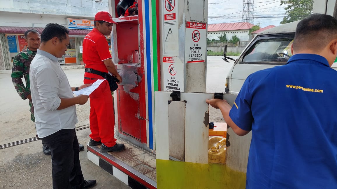 Personil Satreskrim Polres Taput melakukan pengecekan terhadap sejumlah SPBU di wilayah itu; sebagai antisipasi terjadinya kelangkaan BBM saat arus mudik Lebaran. (Jan Piter Simorangkir/metrodaily).