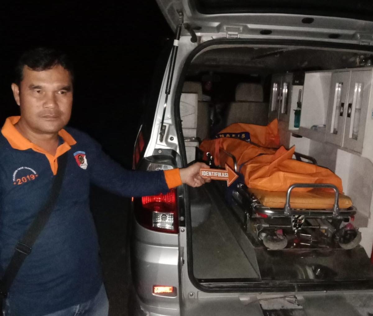 Evakuasi jenazah Nia Ramadhani yang ditemukan tewas di kamar kosnya.