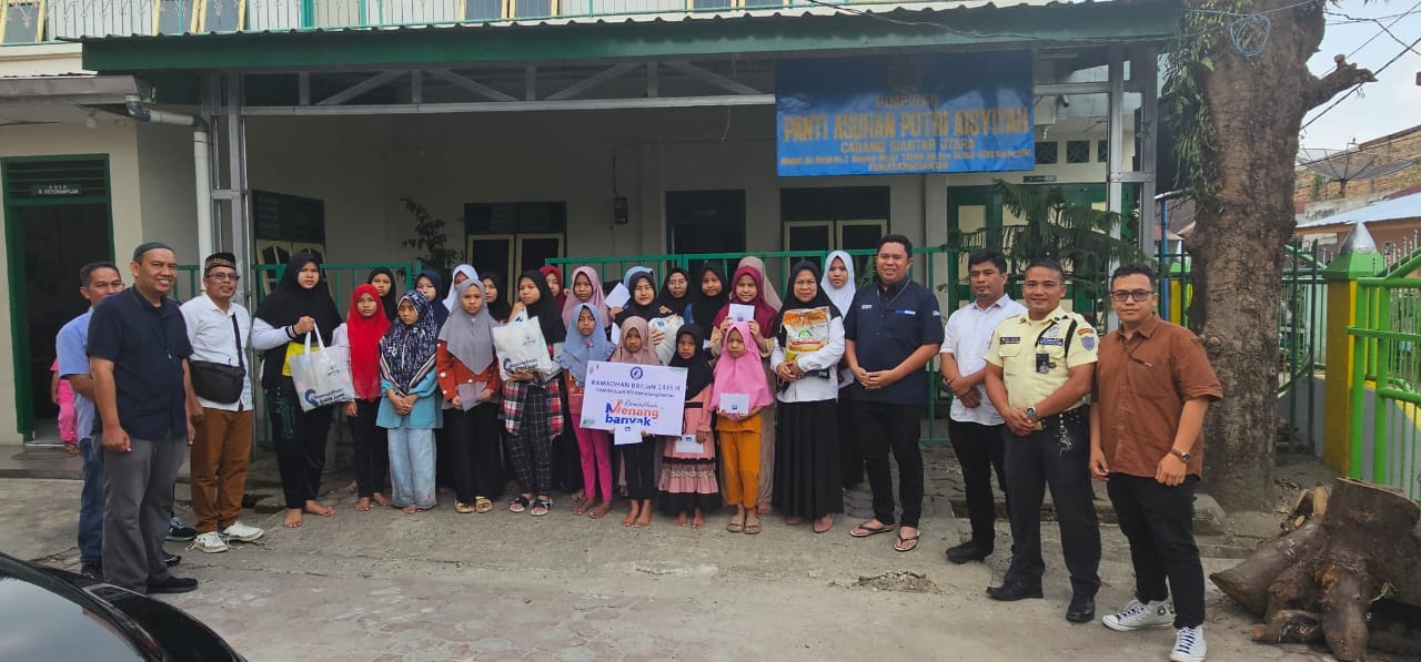 Pemimpin Cabang BRI Pematang Siantar, Yanri Eka Putra, foto bersama anak-anak dan pengurus Panti Asuhan Putri Aisyah.