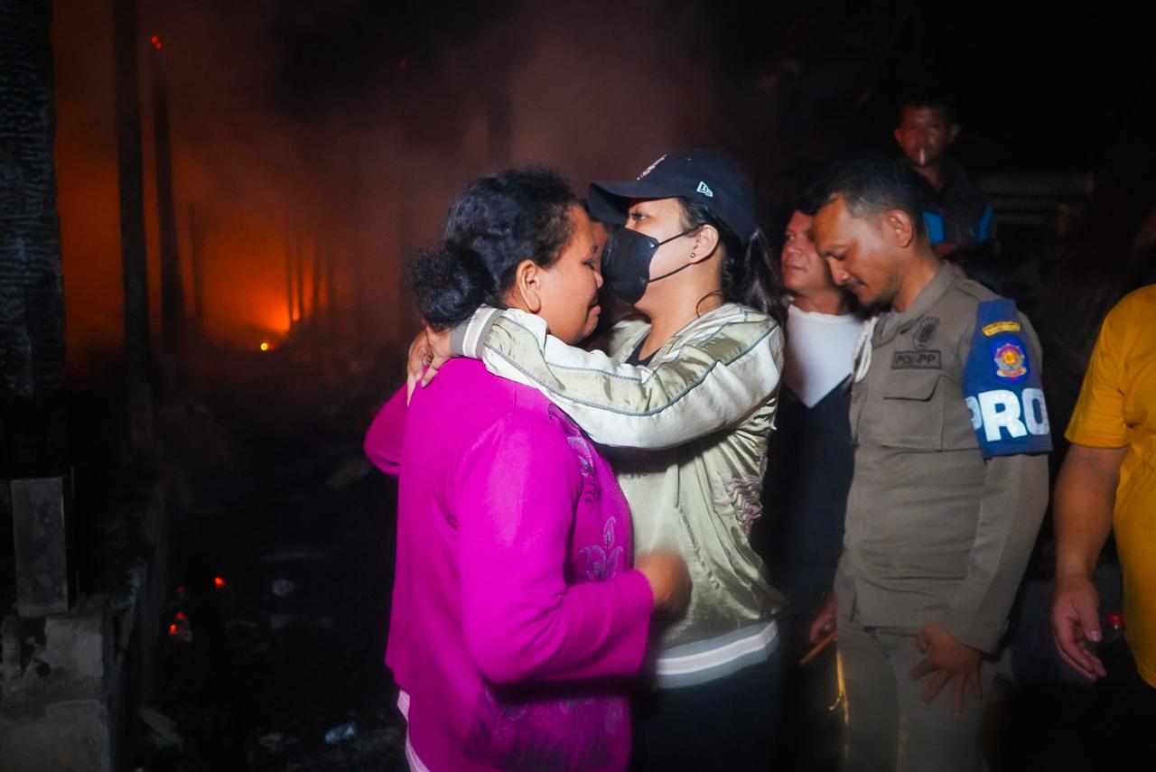 Ditengah kobaran api yang melalap ratusan kios Pasar Tarutung, Satika Simamora menyemangati sejumlah warga pedagang. (Jan Pieter Simorangkir/metrodaily).