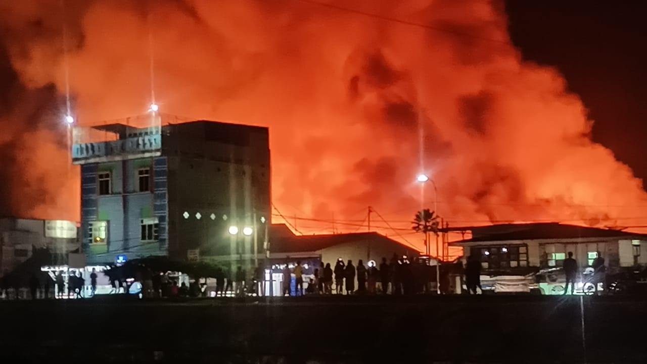 Kebakaran Pasar Tarutung yang terjadi Minggu (7/4/2024) malam.