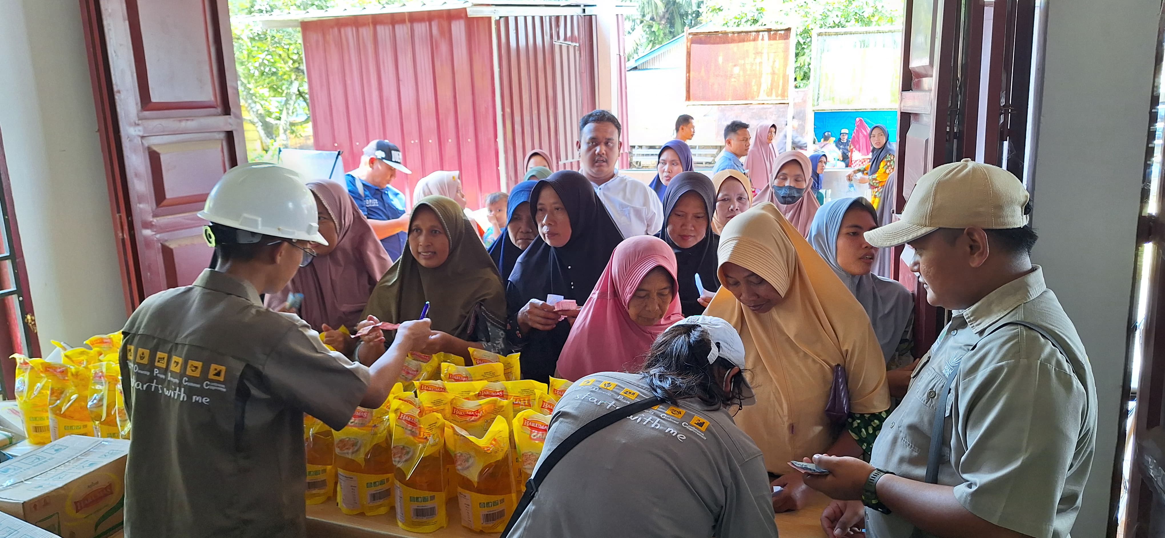 Asian Agri menghadirkan Bazar Minyak Goreng dan Beras Premium dengan Harga Terjangkau di 74 desa yang berada di 3 provinsi, yaitu Sumatra Utara, Riau dan Jambi pada 26 Maret-5 April 2024.
