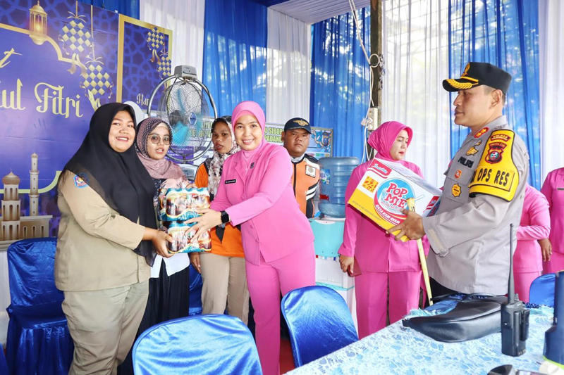 Kapolres Psp AKBP Dudung Setyawan dan Ketua Bhayangkari Psp bagikan bantuan makanan snack dan minuman terhadap personil Pos Pam.