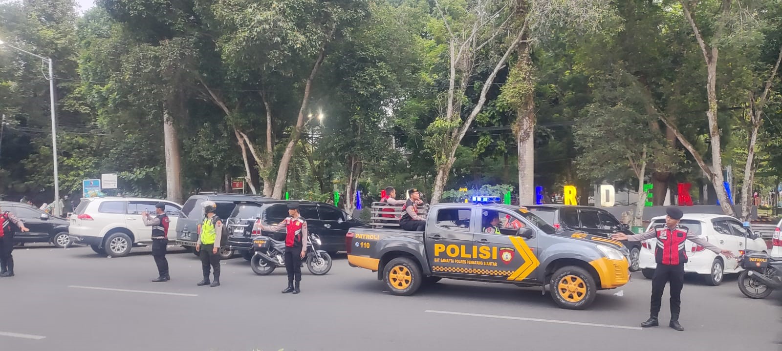 Polres Siantar patrol di pusat keramaian.