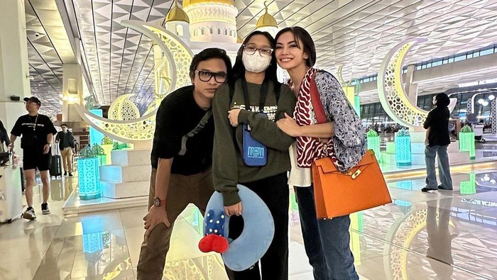Masayu Anastasia bersama suami dan anak.