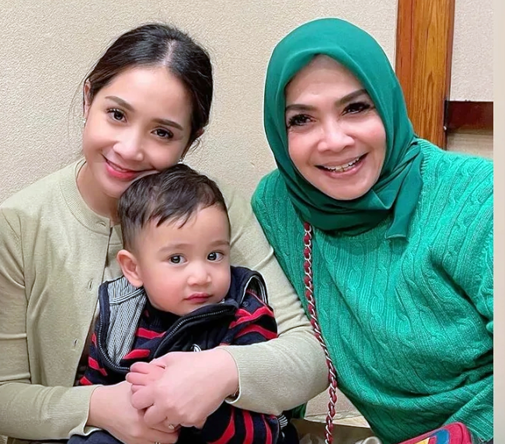 Nagita Slavinabersama ibu dan putranya.