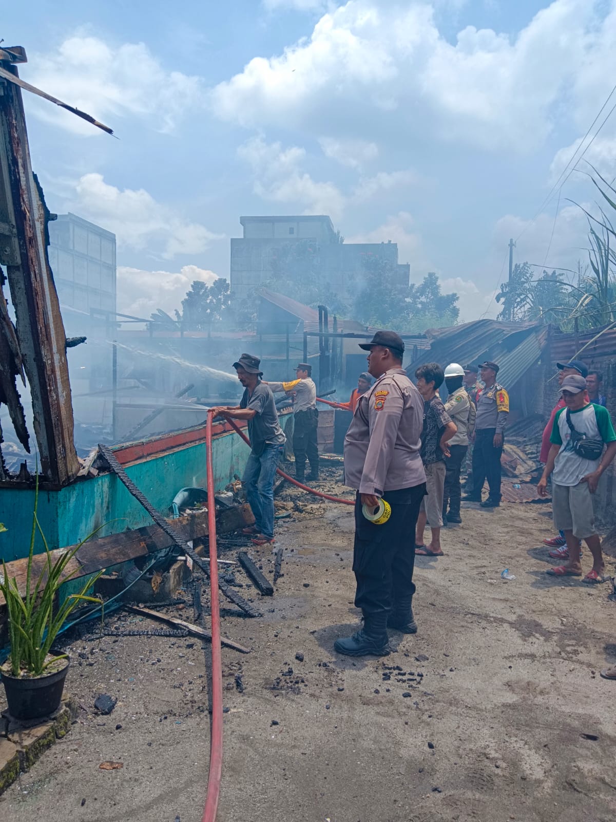 Kebakaran satu unit rumah semi permanen di Perdagangan, Bandar, Simalungun.