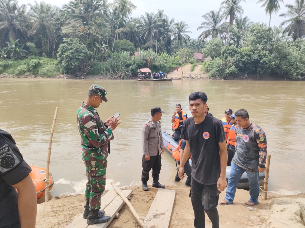 Evakuasi korban hanyut di sungai Bilah Labuhanbatu.