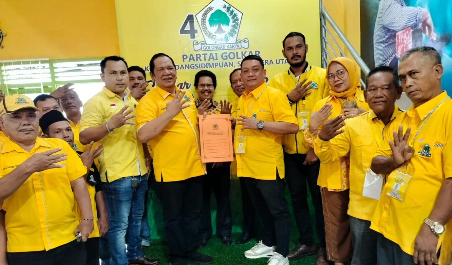 Irsan Efendi Nasution bersama pengurus Partai Golkar Padangsidimpuan.