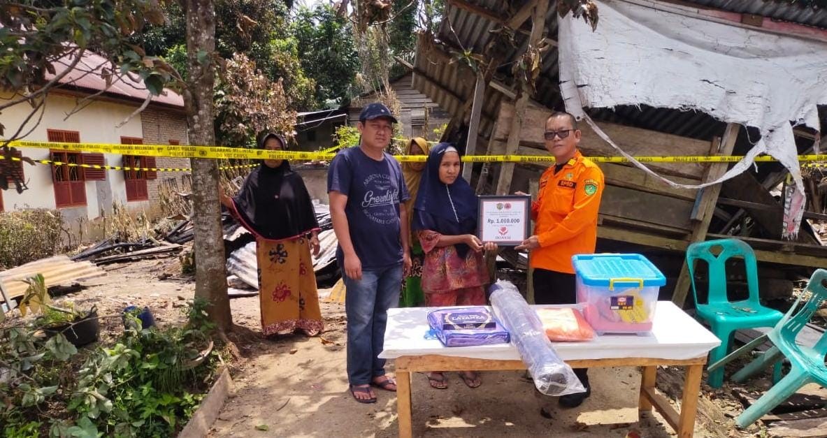 Bupati Tapsel, H. Dolly Pasaribu melalui Dinsos dan BPBD menyantuni keluarga korban kebakaran di Desa Panobasan Lombang, Angkola Barat.