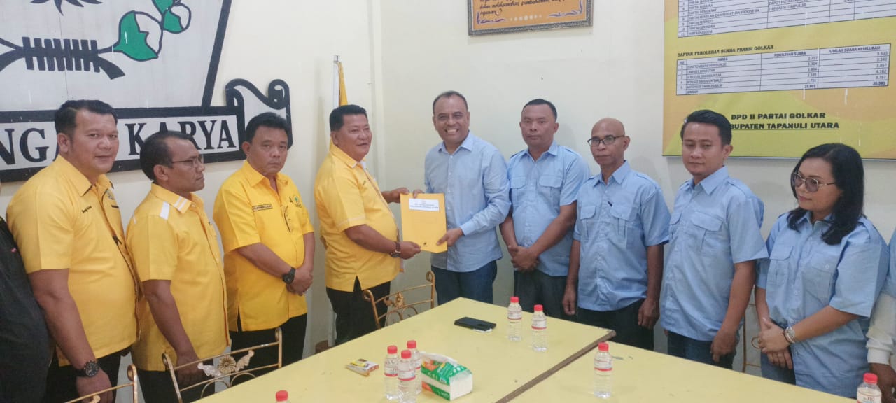 Dr Erikson Sianipar didampingi pengurus Partai Gerindra mendaftar ke Partai Golkar Taput, diterima Ketua FL Fernando Simanjuntak  dan Tim Penjaringan. (Jan Pieter Simorangkir/metrodaily)