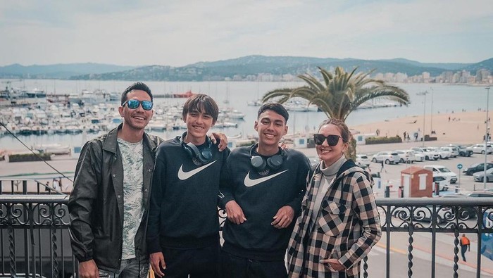 Donna Agnesia dan Darius Sinathrya bersama kedua putra mereka.