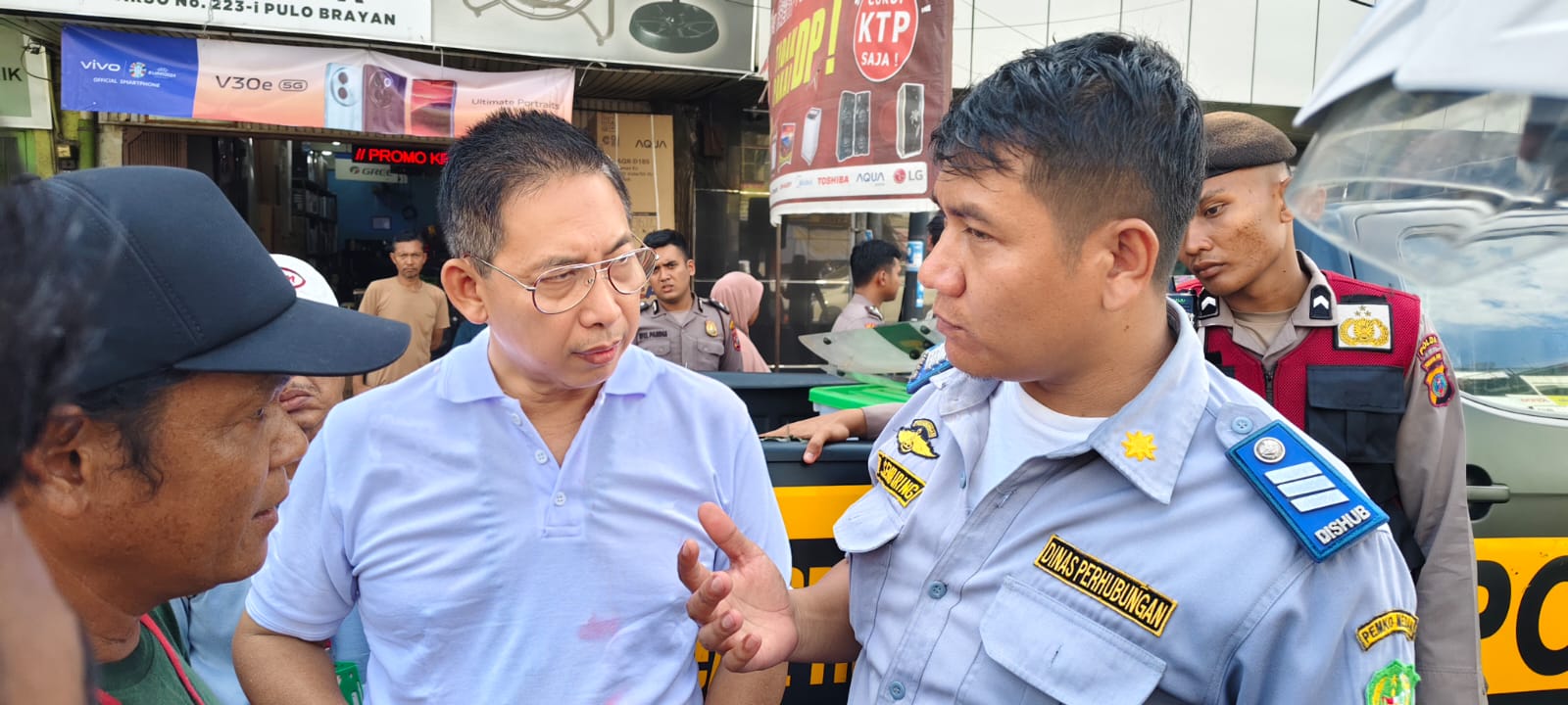 Anggota DPRD Medan, Wong Chun Sen Tarigan berkomunikasi dengan petugas Dishub yang tengah melakukan razia jukir liar di Jalan Yos Sudarso, Medan, Selasa 23 April 2024. Ist