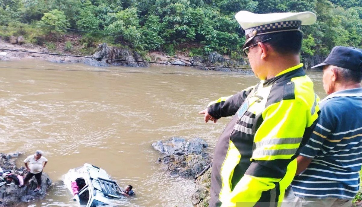 Mobil pemudik asal Bekasi yang terjun ke sungai di wilayah Madina.