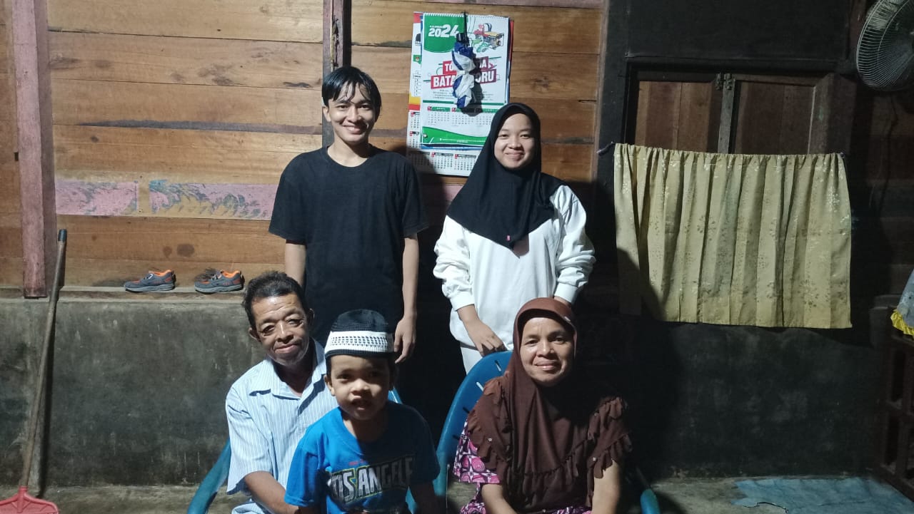 Nur Khoirunnisa Siregar, siswi SMAN 1 Batangtoru, Tapanuli Selatan, salahsatu penerima beasiswa Martabe Prestasi dari PT Agincourt Resources, foto bersama keluarganya.