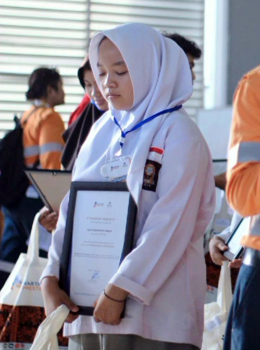 Nur Khoirunnisa Siregar, siswi SMAN 1 Batangtoru, Tapanuli Selatan, saat penganugerahan beasiswa Martabe Prestasi dari PT Agincourt Resources, tahun 2022 lalu.