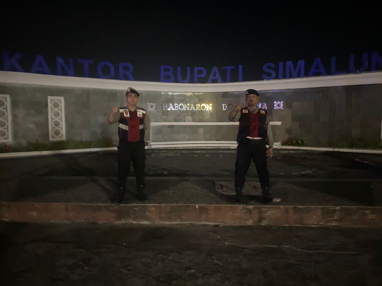 Sejumlah kantor dan gedung di Simalungun dijaga polisi.