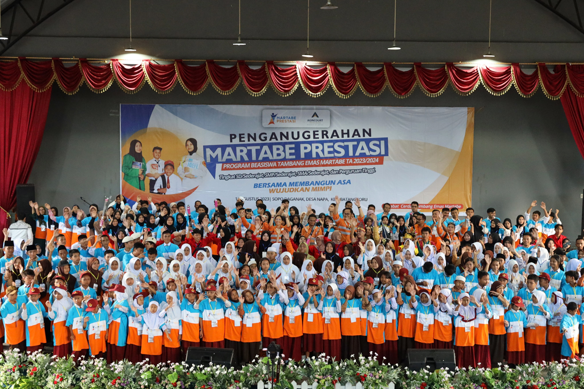 Seluruh penerima Beasiswa Martabe Prestasi 20232024 berfoto bersama.