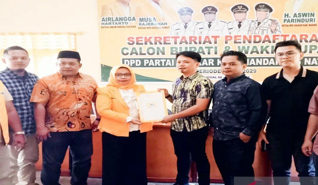 Tim  Atika Azmi mengembalikan berkas pendaftaran ke kantor DPD Golkar.