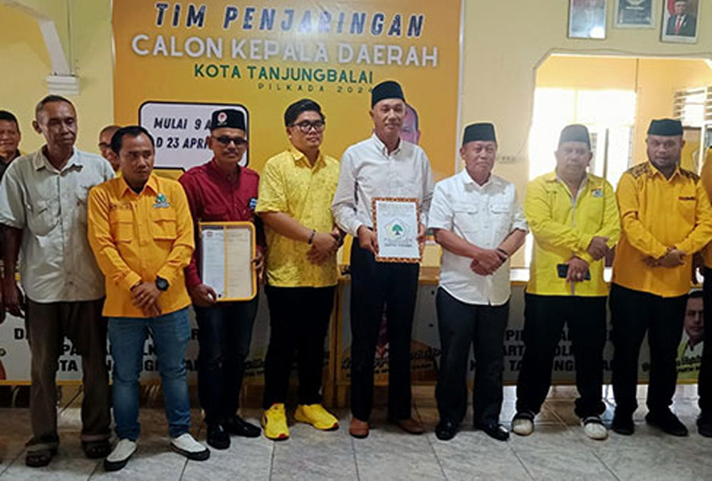 Waris Tholib resmi menyerahkan berkas pendaftaran bakal calon Wali Kota Tanjungbalai ke Sekretariat DPD Partai Golkar Tanjungbalai.