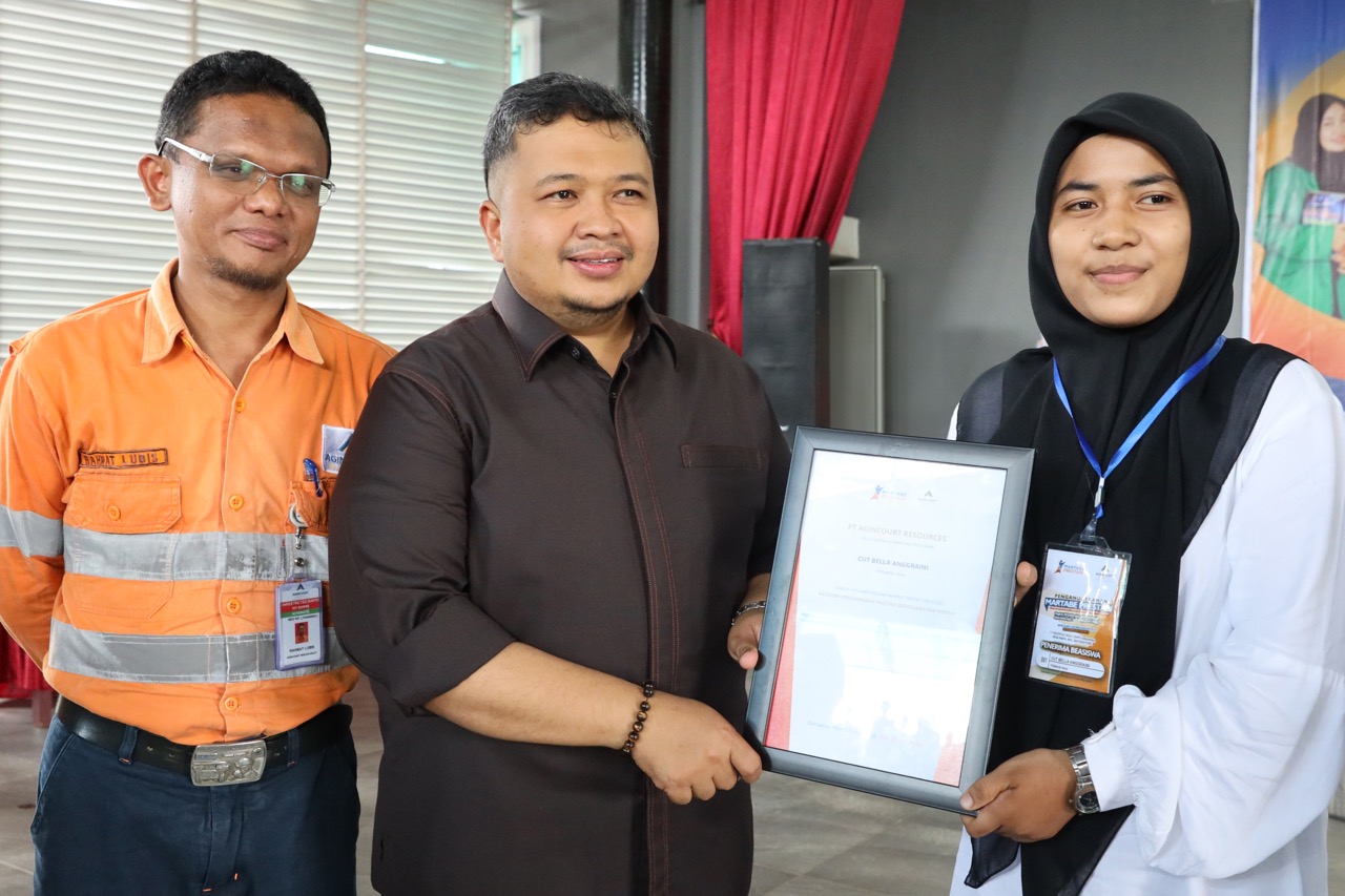 General Manager Operations PTAR Rahmat Lubis dan Bupati Tapanuli Selatan Dolly Pasaribu menyerahkan piagam kepada salah satu penerima Beasiswa Martabe Prestasi 2023/2024.