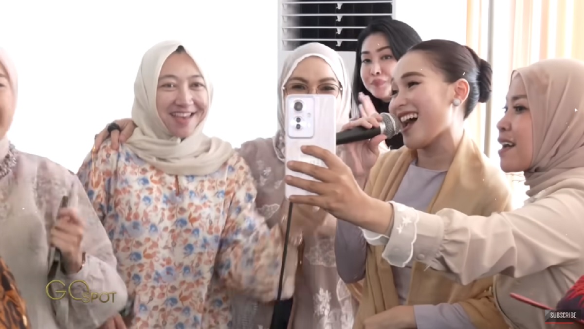 Ayu Ting Ting diundang open house oleh calon mertua.