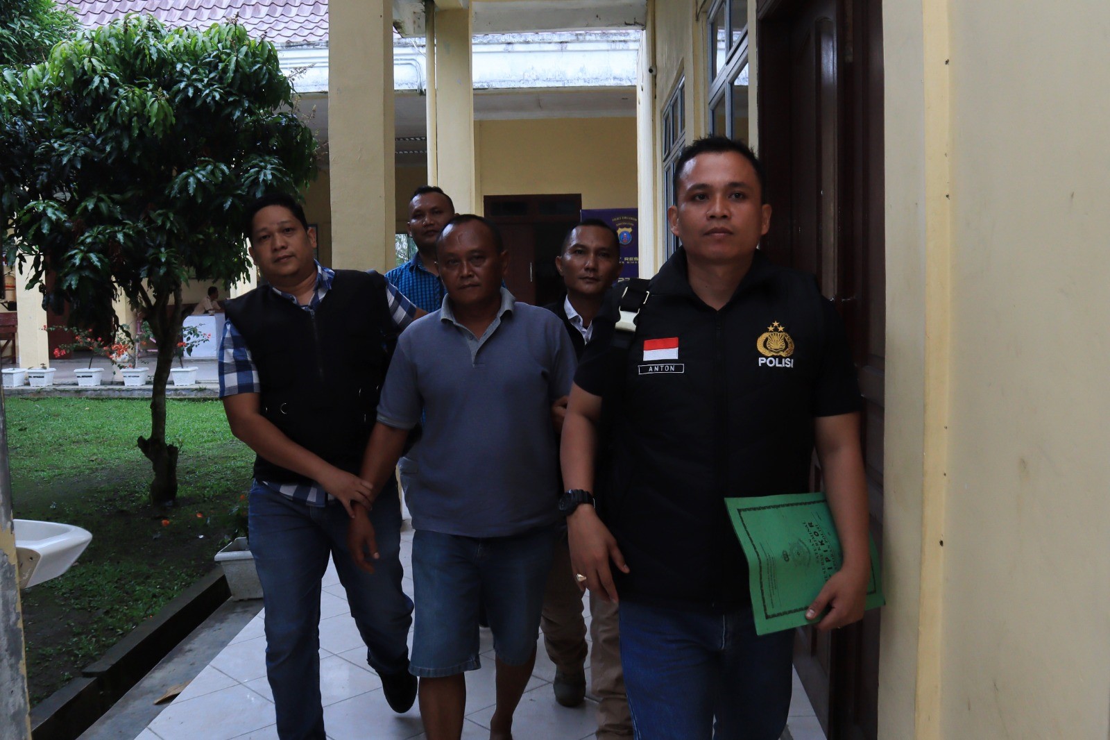 Mantan Pangulu Nagori Purwodadi, Kecamatan Pematang Bandar, Kabupaten Simalungun, Haryo Guntoro, ditangkap karena diduga korupsi dana desa ratusan juta rupiah.