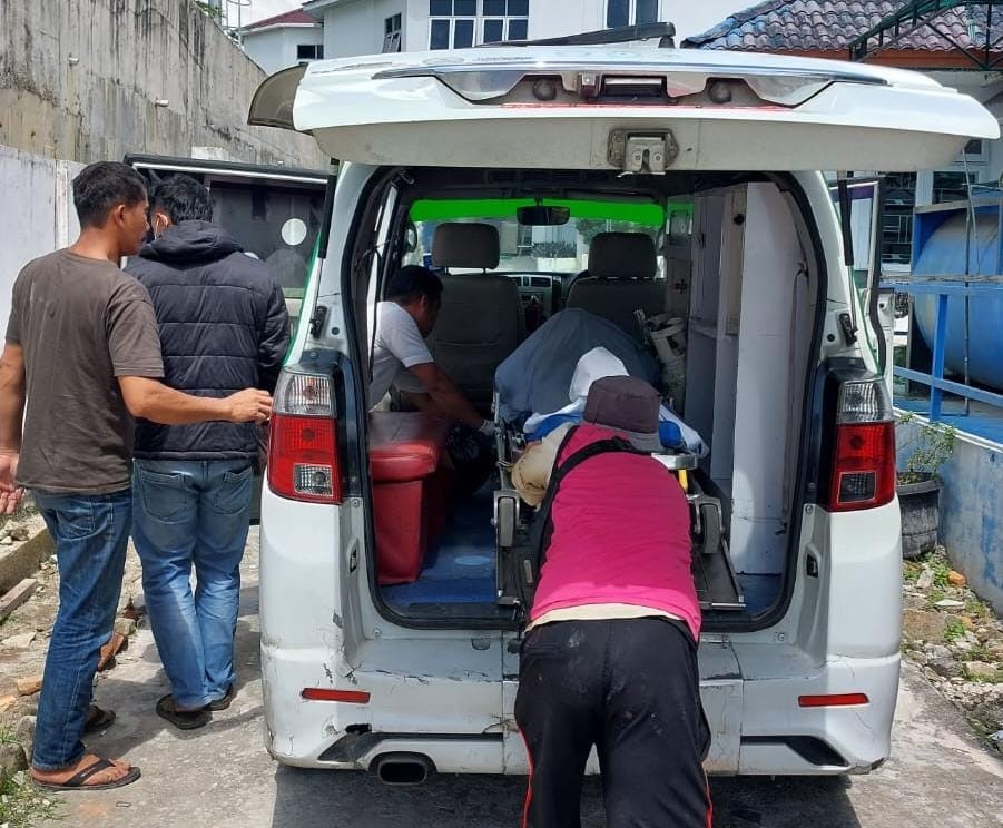 Evakuasi jenazah Tumpal Bakkara yang ditemukan tewas di kebun kopi.