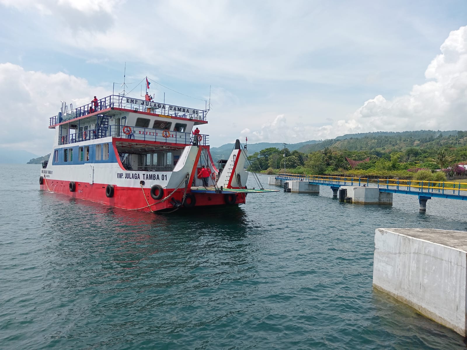 KMP Julaga Tamba Mulai Layani Rute Simanindo-Tigaras  SAMOSIR, METRODAILY - KMP Julaga Tamba 01 dengan GT 235 secara resmi mulai melayani rute penyeberangan lintasan Simanindo-Tigaras, per Rabu (24/4/